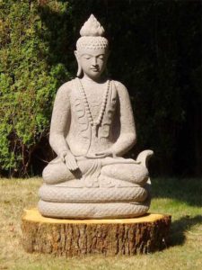 Buddhafigur mit Steindrache Buddhafigur aus Stein sitzend