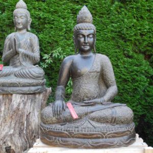 Frostharte Garten Buddhas aus patiniertem Fluss Stein