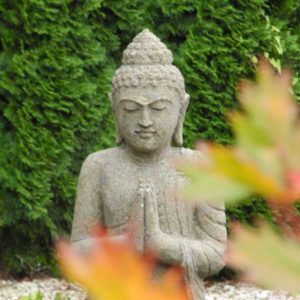 Pflegezeit für Steinbuddhas im Garten