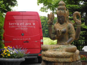 Buddha Lieferung in den Garten