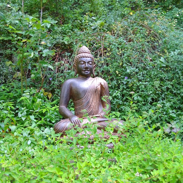 Buddha Figur im grünen Garten