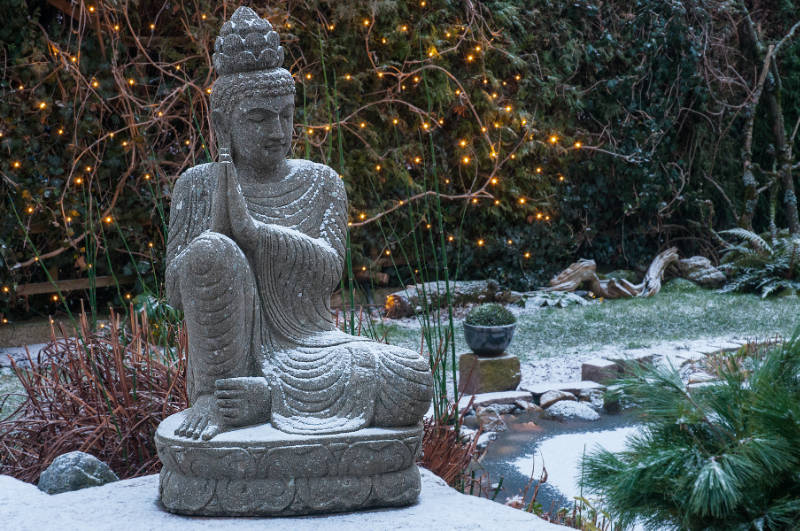 Garten Buddha am Teich perfekt komponiert terra et ars