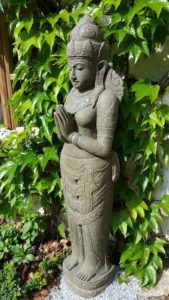 stehende Dewi Figur Grussgeste