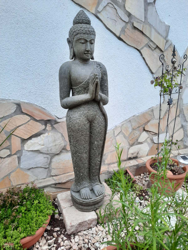 Buddhafigur stehend