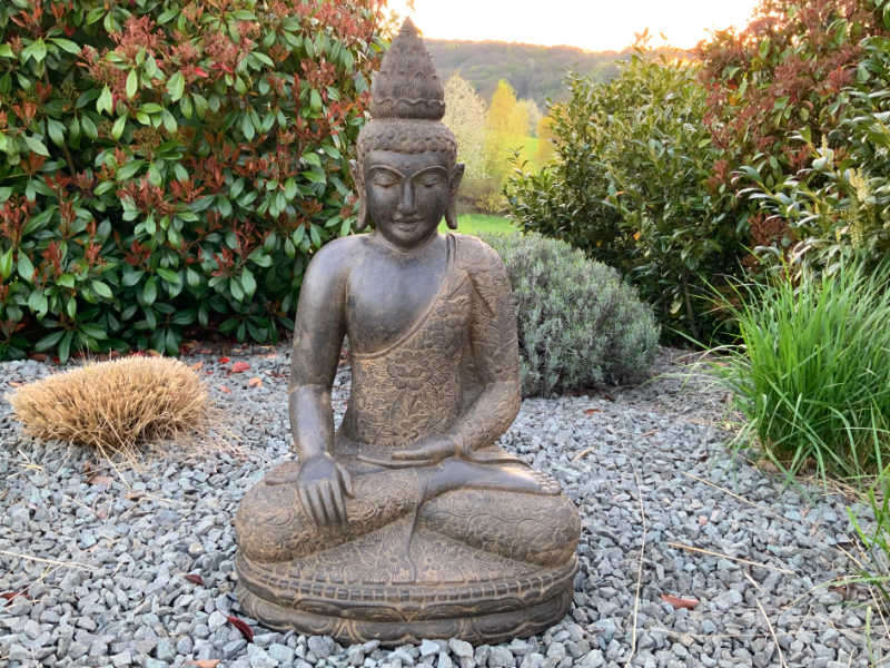Buddhafigur Garten sitzend
