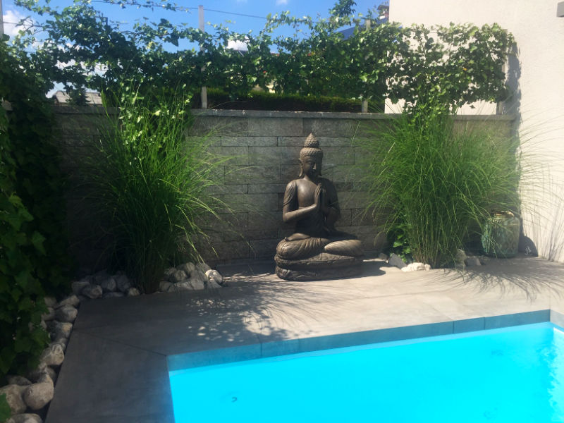 Buddhafigur Stein Pool