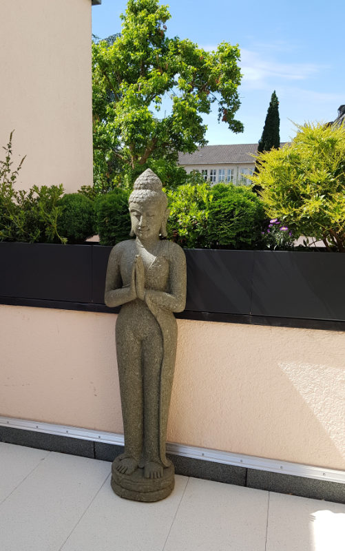 Buddhafigur stehend Lavastein