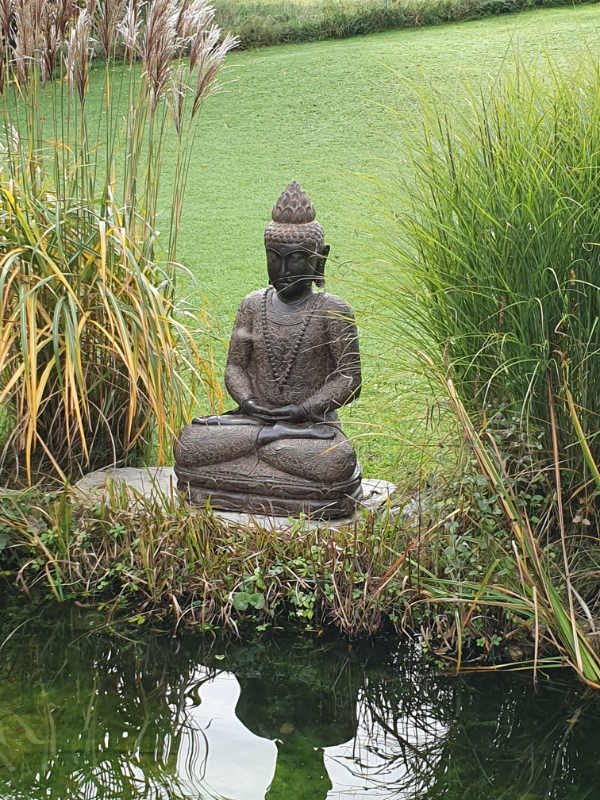 Buddhafigur sitzend Garten