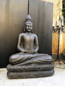 meditierende Buddha Figur im Garten