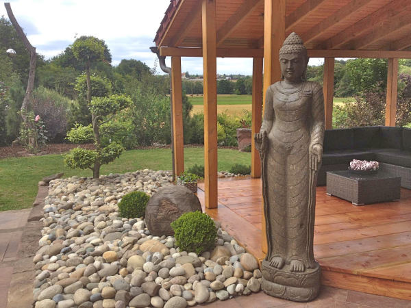 Buddhafigur stehend Terrasse