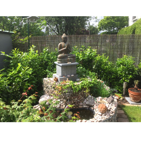 Buddhafigur Podest Garten