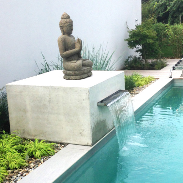 Buddhafigur am Pool