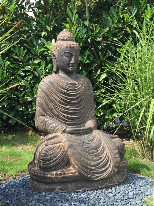 Buddhafigur mit Gräsern