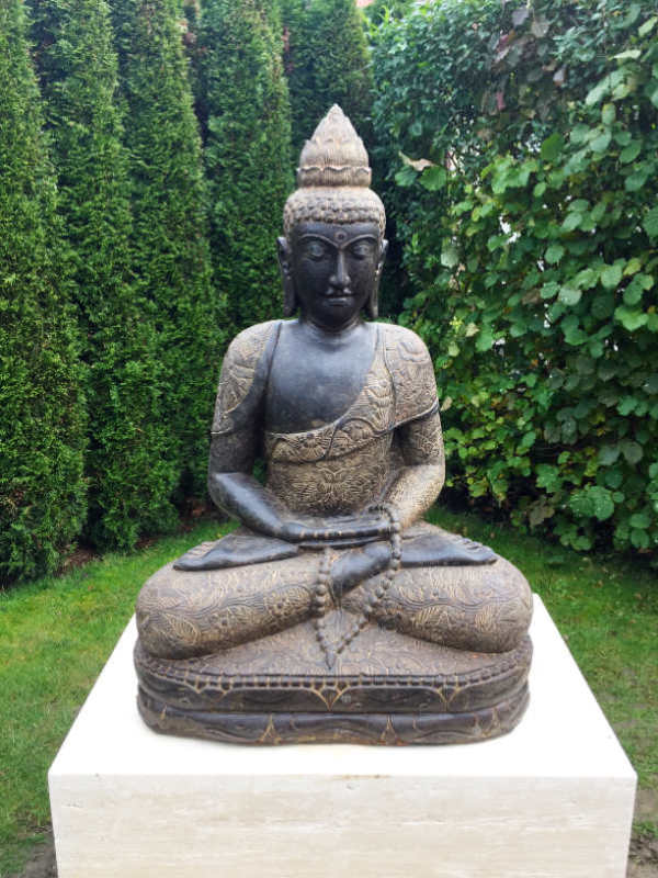 Fluss Stein Buddha auf Travertin Sockel