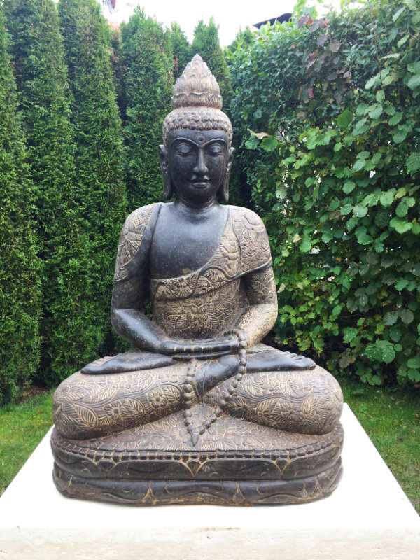 Fluss Stein Buddhafigur auf Travertin