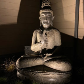 Buddhafigur beleuchtet