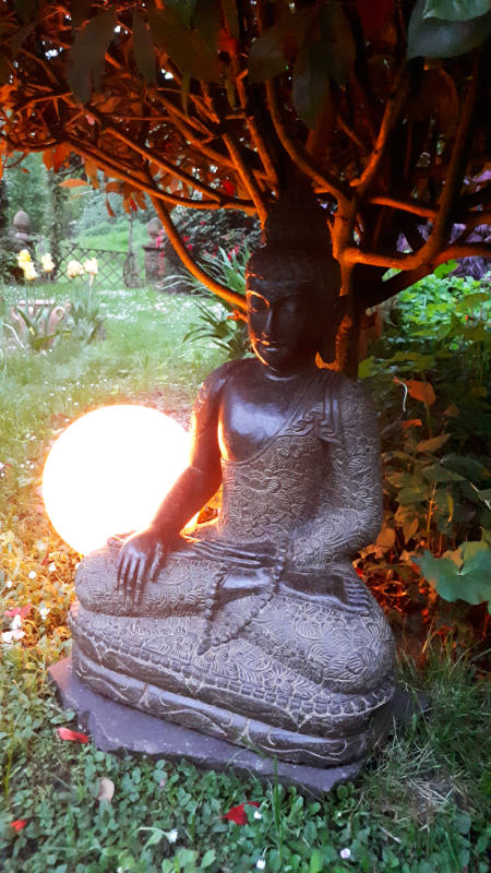 Buddhafigur beleuchtet