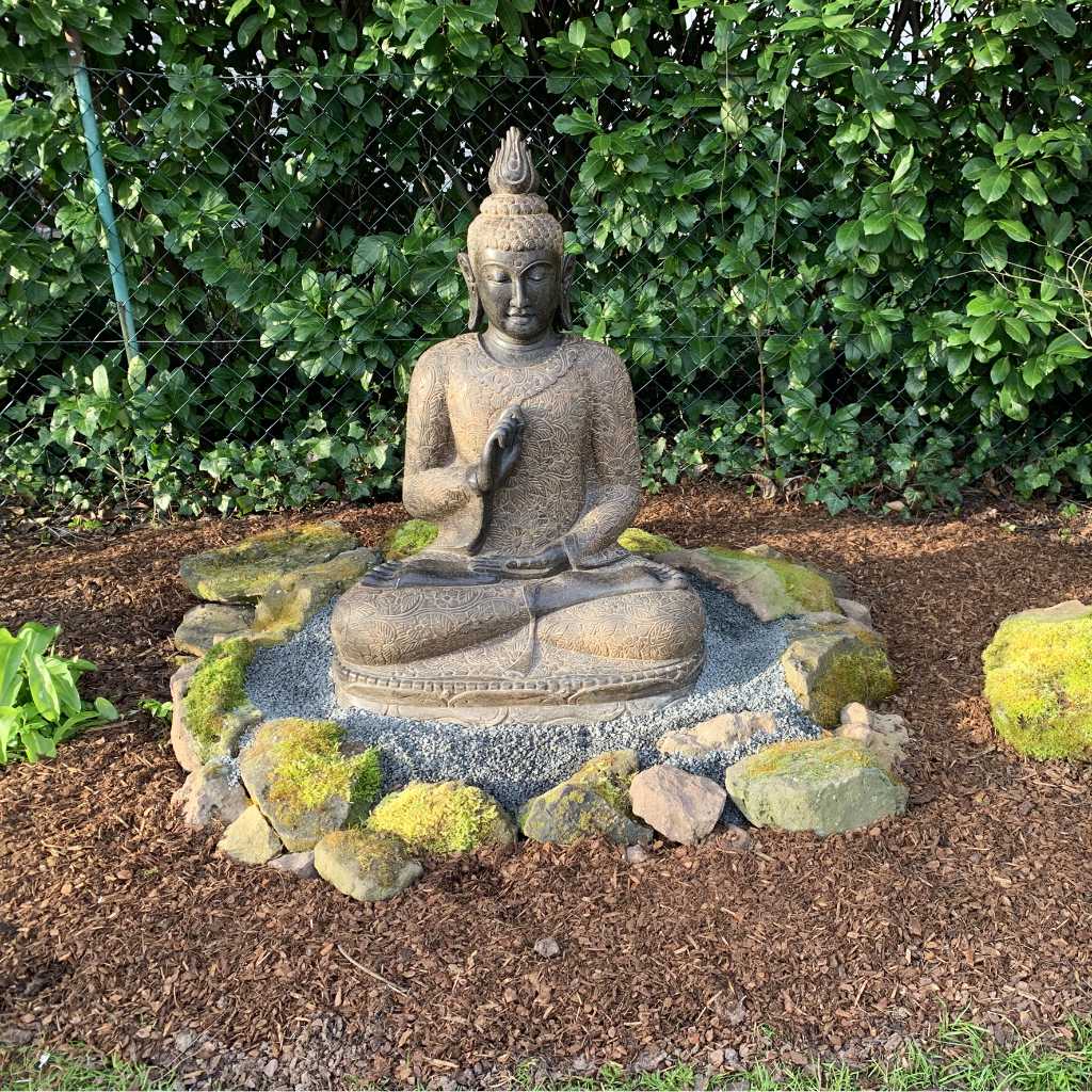 Buddha Figur sitzend Stein Garten