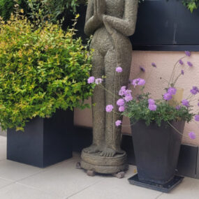 Buddhafigur stehend Lavastein