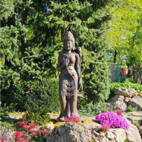 Dewi Statue Naturstein Garten