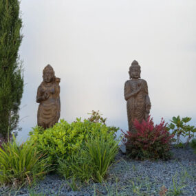 Buddha und Dewi Figuren Fluss Stein