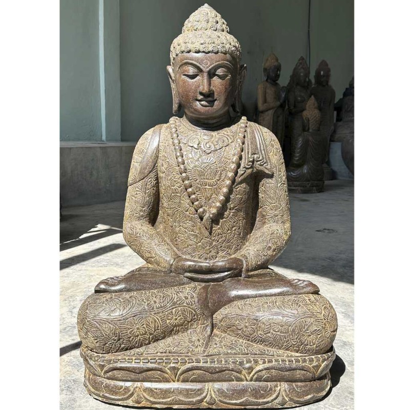 Edler Buddha mit Mala und Blumenkleid Fluss Stein 100 cm
