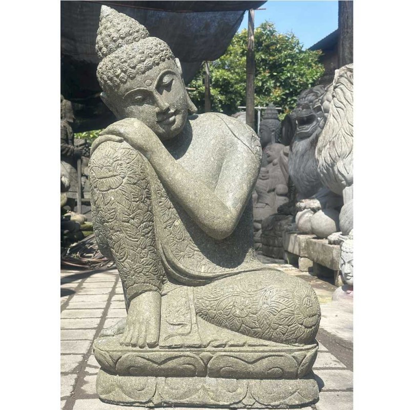 Träumender Buddha Blumenkleid rechts geneigt grüner Lavastein 100 cm