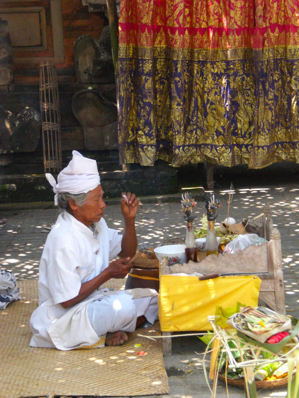Bali-Priester