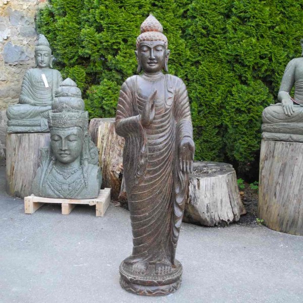 Wunderschöne Buddhafiguren aus Stein für den Garten TERRA ET ARS