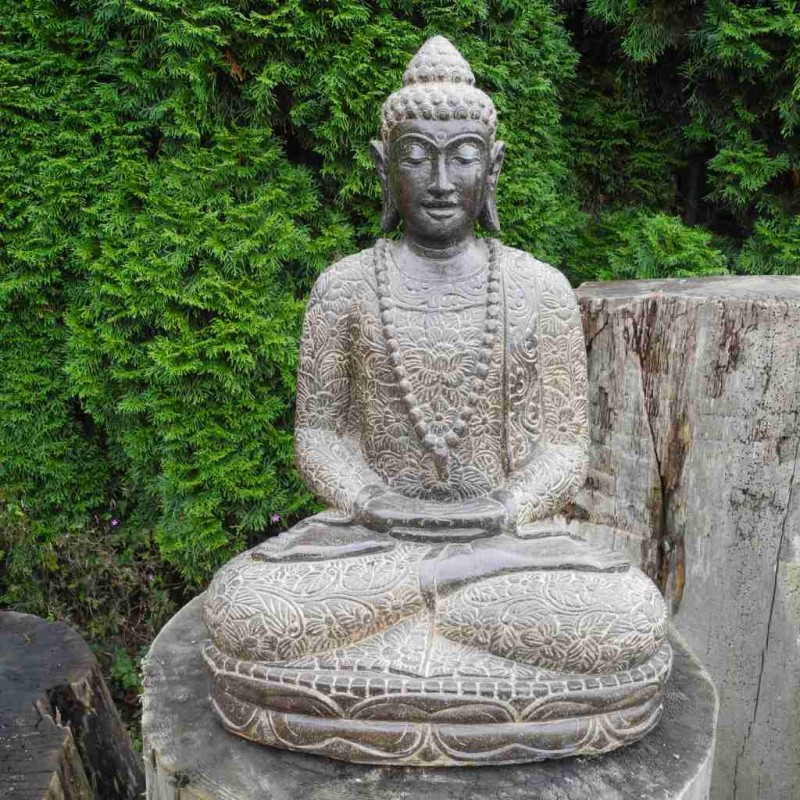 Fluss Stein Buddha mit Blumenkleid und Mala 64 cm