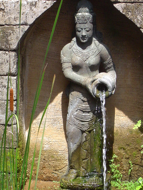 Dewi mit Krug Bali Garten