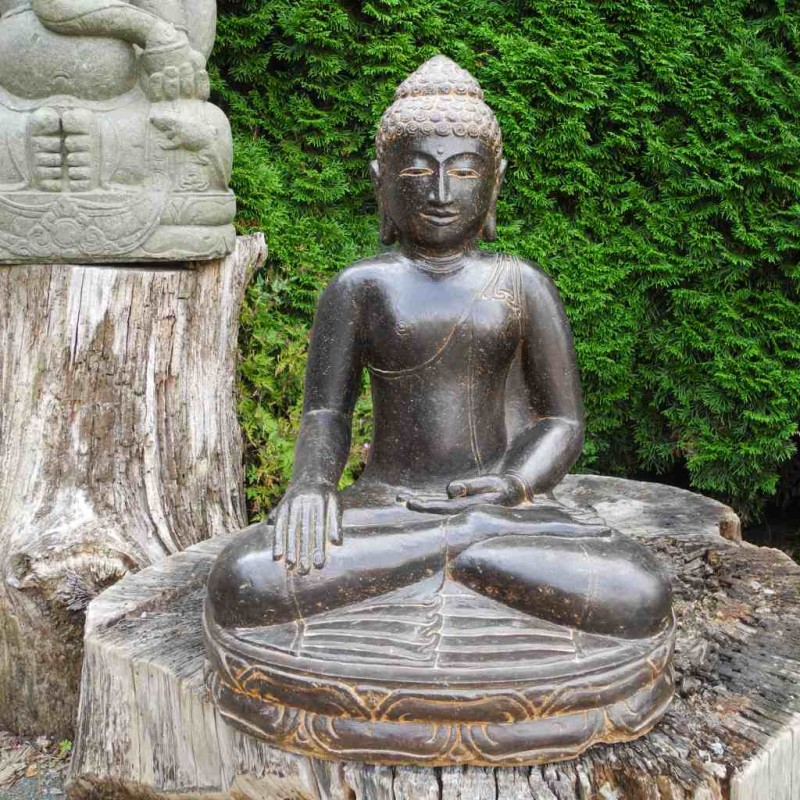 Klassisch-dezenter Buddha in Erdberührung Fluss Stein 60 cm